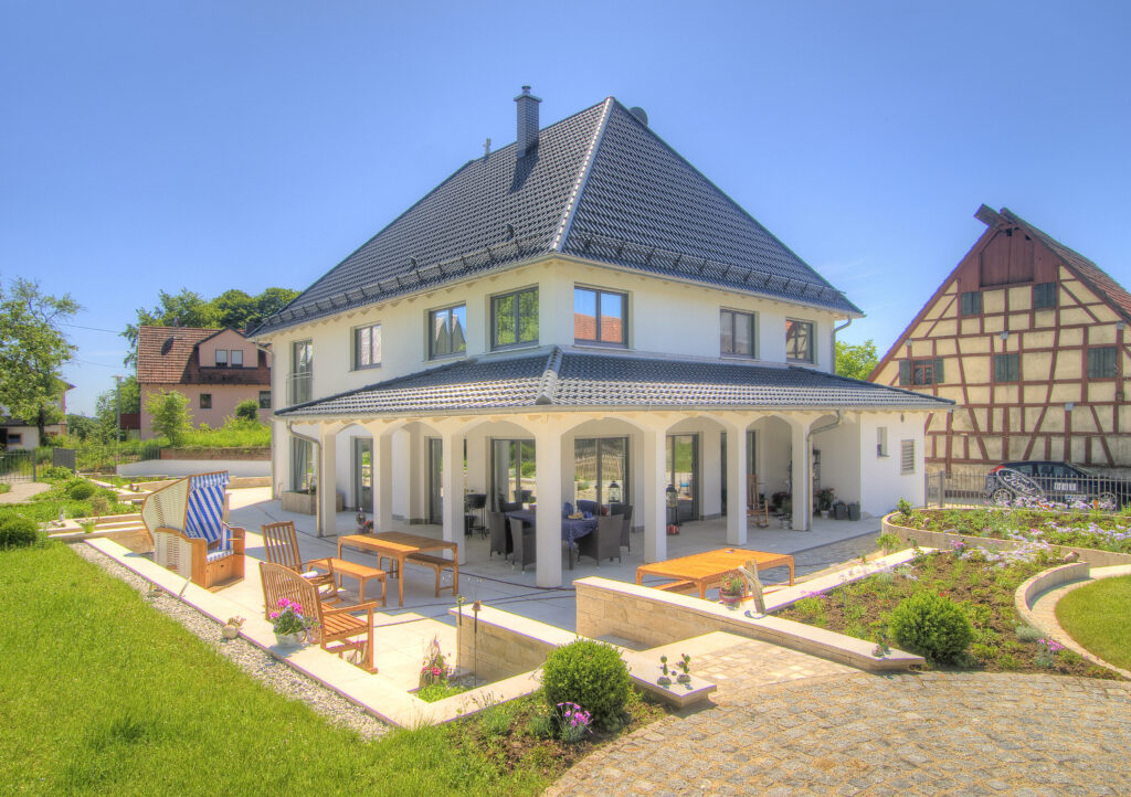 Fertighaus mit Terassenüberdachung