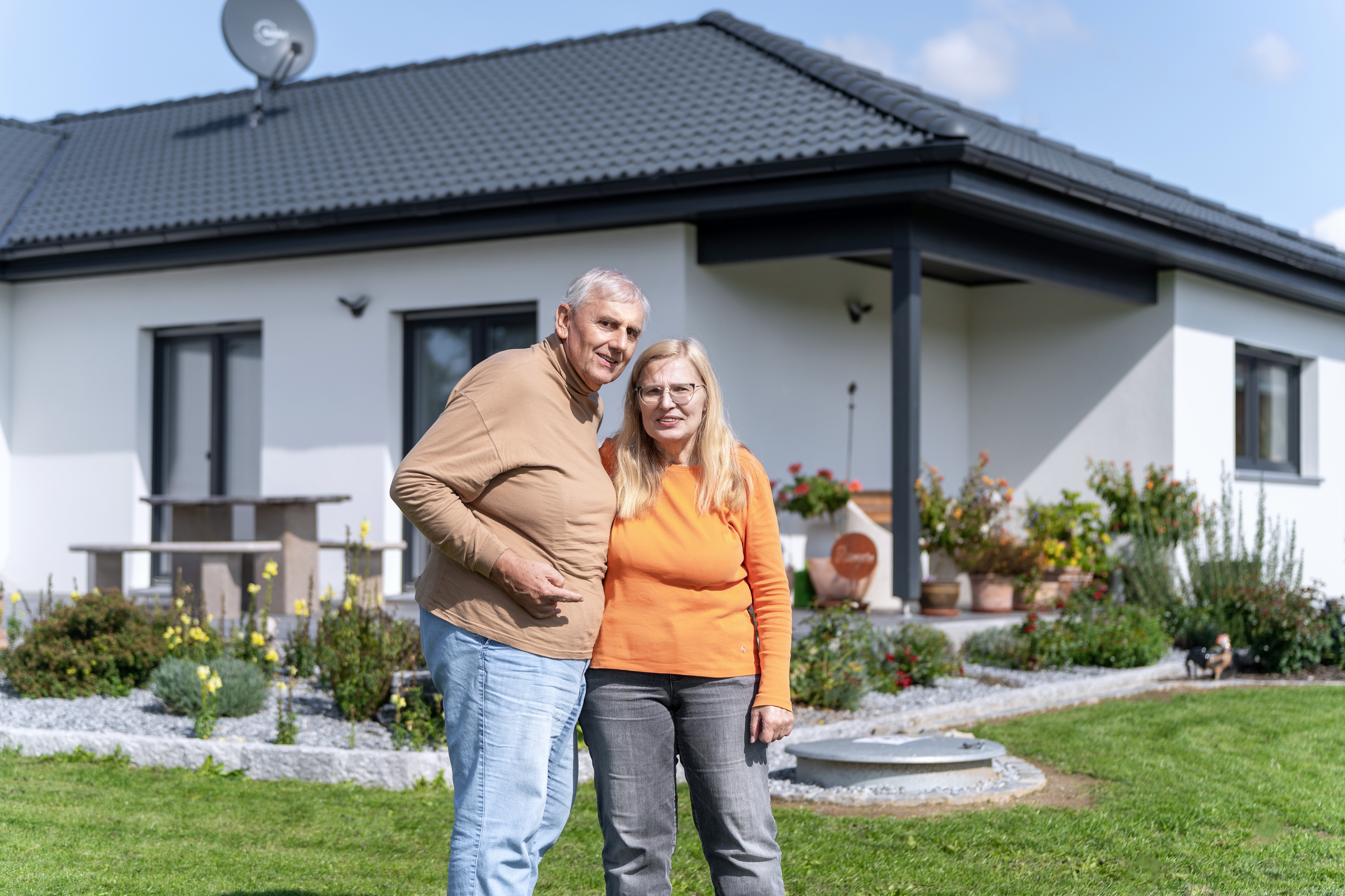 Karl und Maria vor ihrem Bungalow Fertighaus als Referenzprojekt